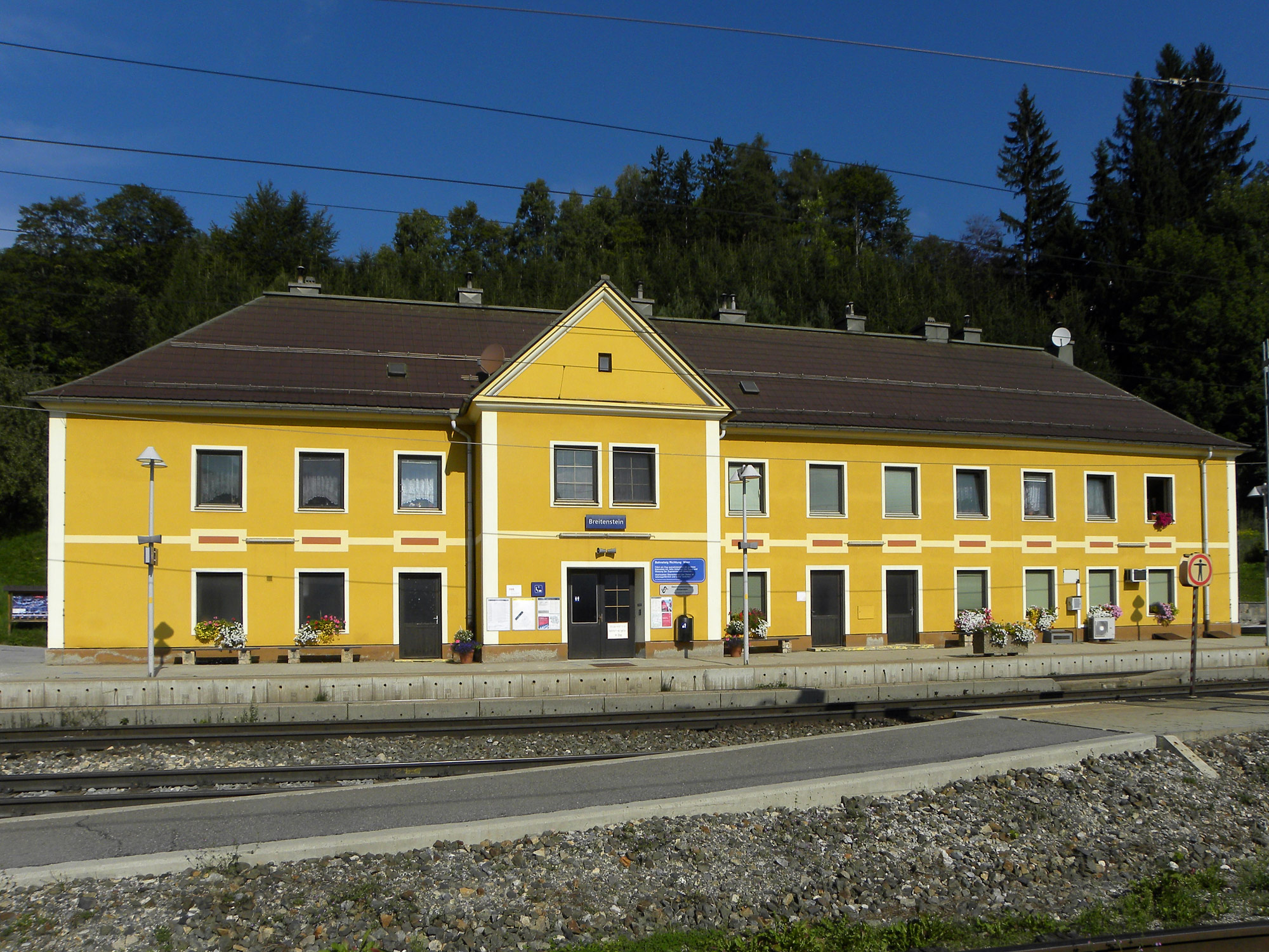 Breitenstein bahnhof (Photo license: CC-BY-SA 3.0)